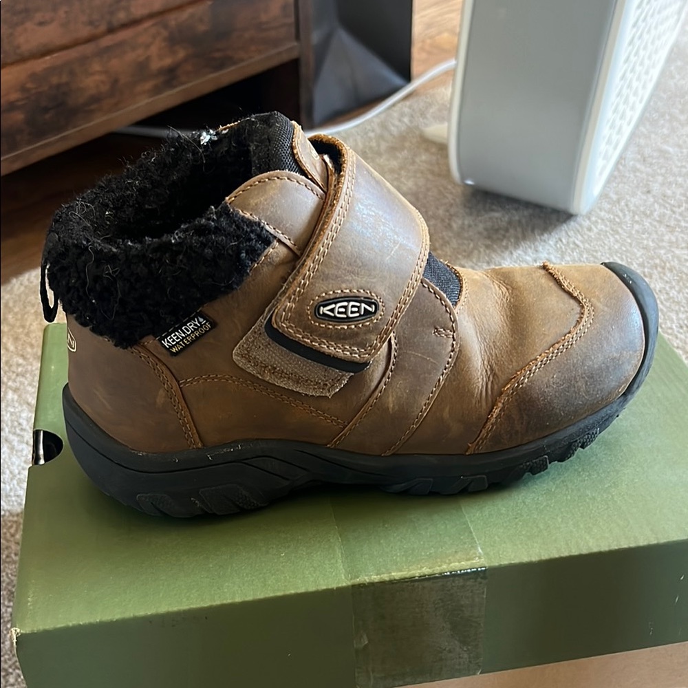 Keen Brown Kids Ankle Boots with Black Fleece Collar